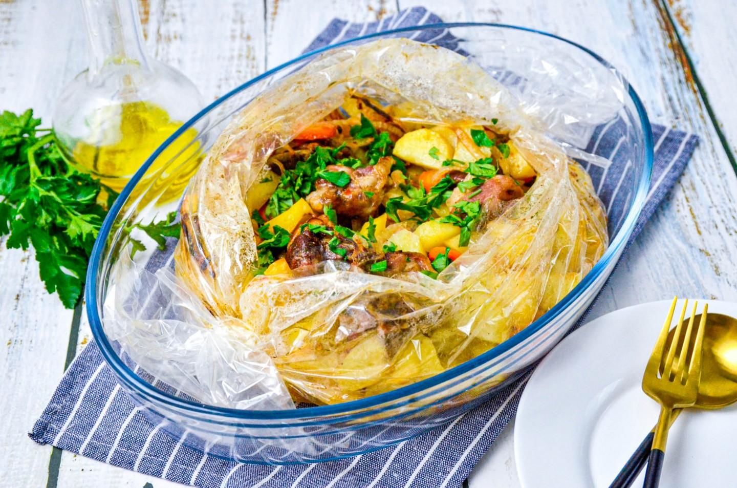 Индейка с картошкой в духовке. Картошка с грибами в рукаве. Картошка с овощами в рукаве в духовке. Курица с овощами в духовке в рукаве. Приготовление в рукаве рецепты.